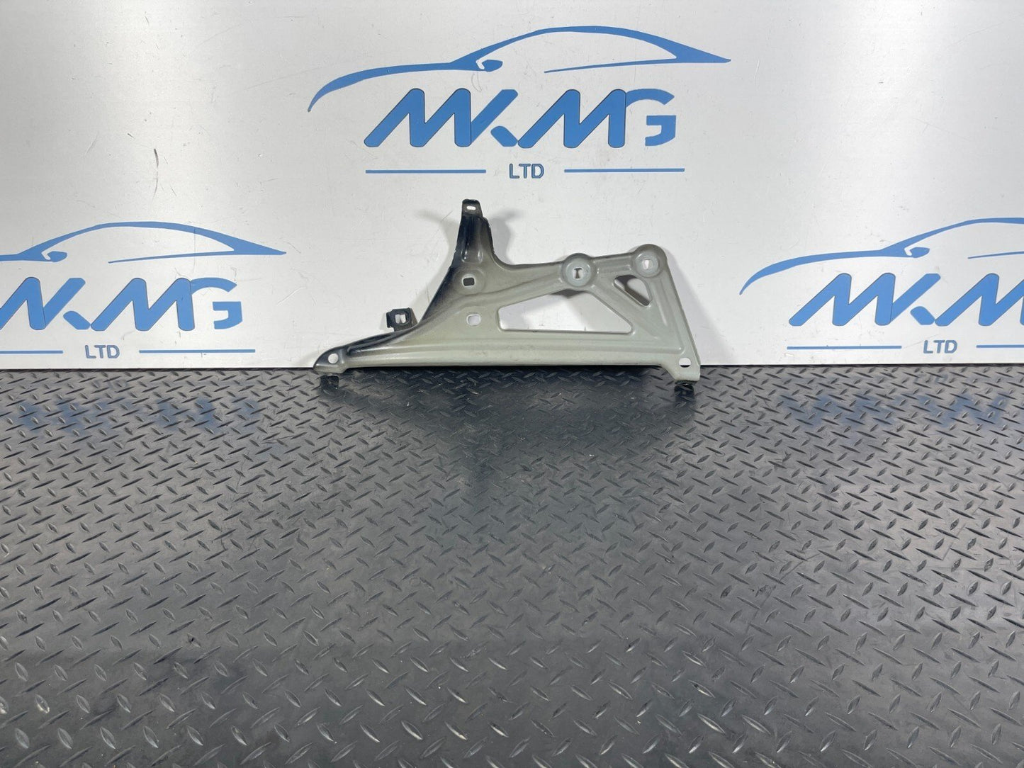 16-22 BMW X1 F48 GENUINE FRONT RIGHT DRIVER SIDE WING BRACKET 7329448