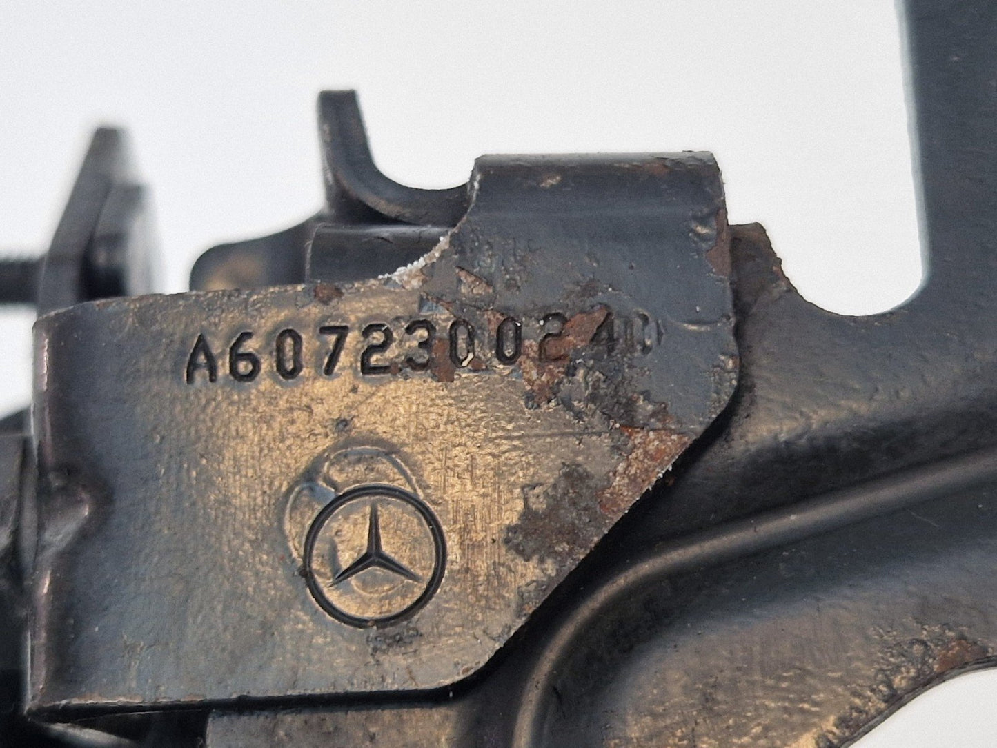 MERCEDES B A CLASS 1.5 DIESEL FUEL PUMP BRACKET A6072300240