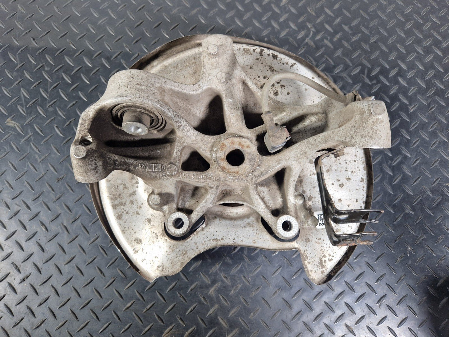 16-19 AUDI A4 B9 N/S/R REAR LEFT SIDE WHEEL HUB & BEARING 8W0615611