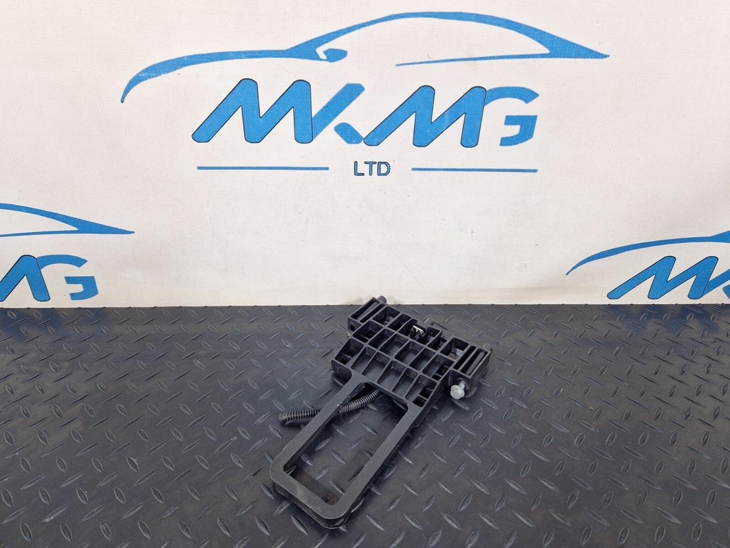18-ON MERCEDES BENZ SPRINTER W907 OEM BATTERY HOLDER BRACKET A9065410400