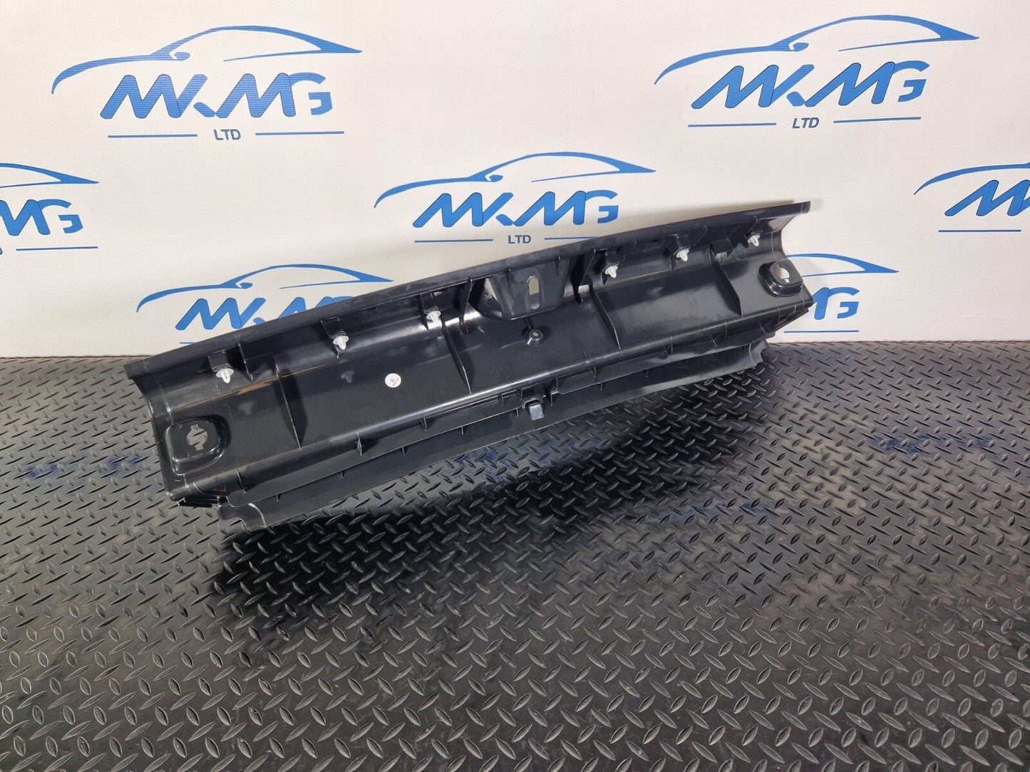 14-20 MERCEDES BENZ GLA 200 X156 TAILGATE COVER TRIM RIGHT A1567402000