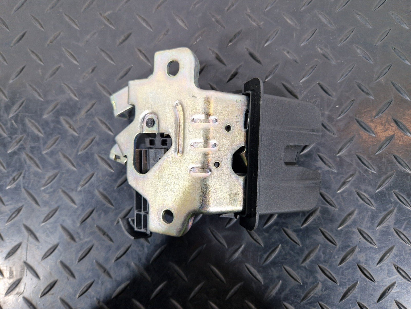 12-18 AUDI A6 C7 GENUINE TAILGATE LOCK MECHANISM OEM 3G0827503A