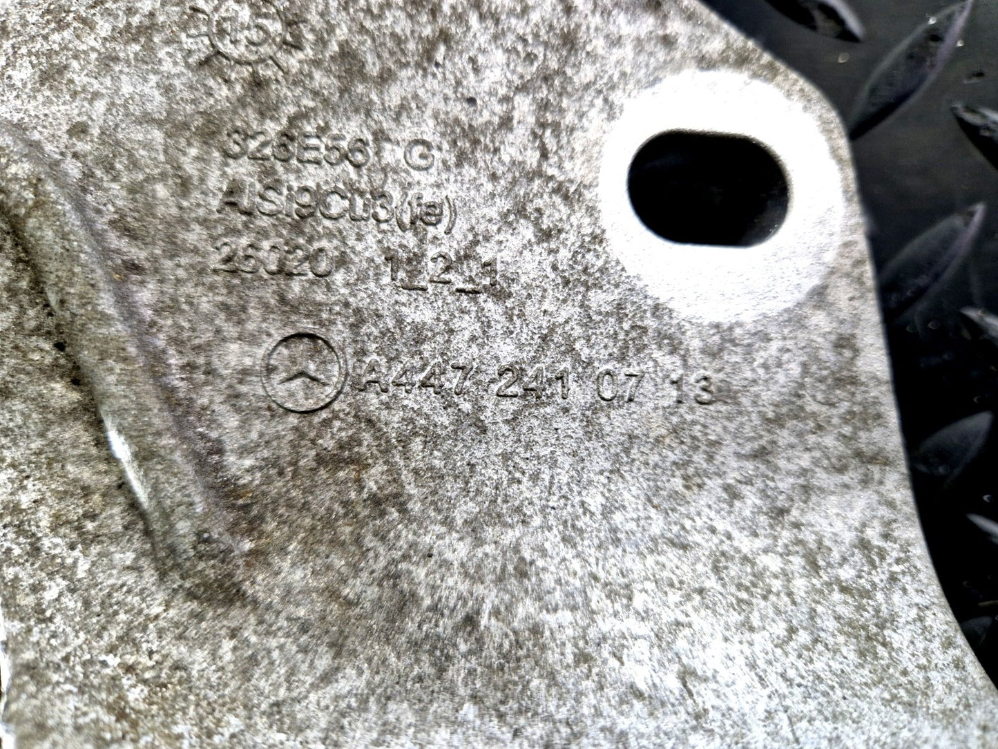14-23 MERCEDES VITO W447 1.6 DIESEL OM622.951  ENGINE MOUNT BRACKET A4472410713
