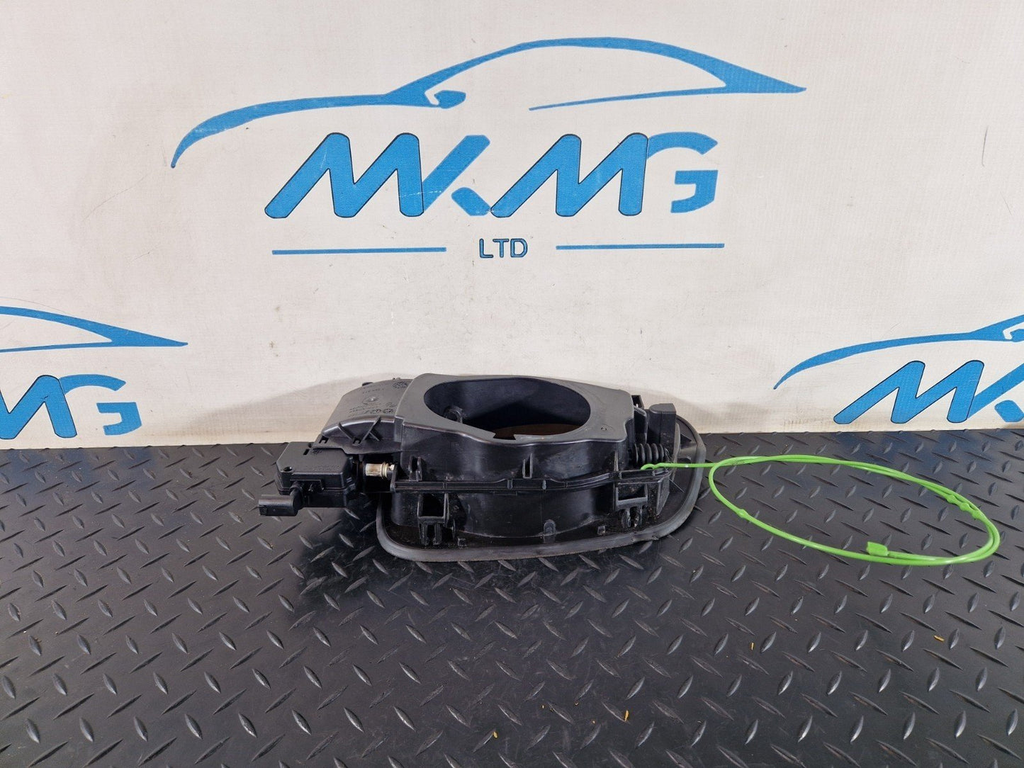 11-18 BMW 6 SERIES F13 FUEL FILLER FLAP CARRIER INSERT MOUNT 7228213