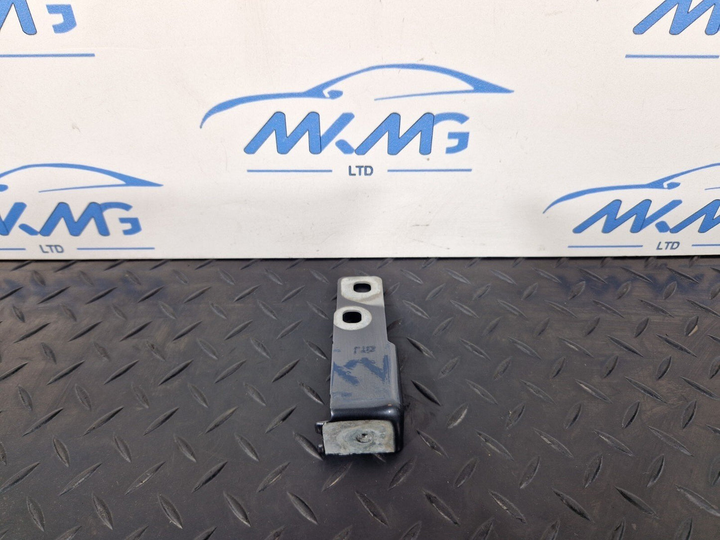 16-19 AUDI A4 B9 GENUINE FRONT RIGHT DRIVER SIDE WING BRACKET 8W0821434B