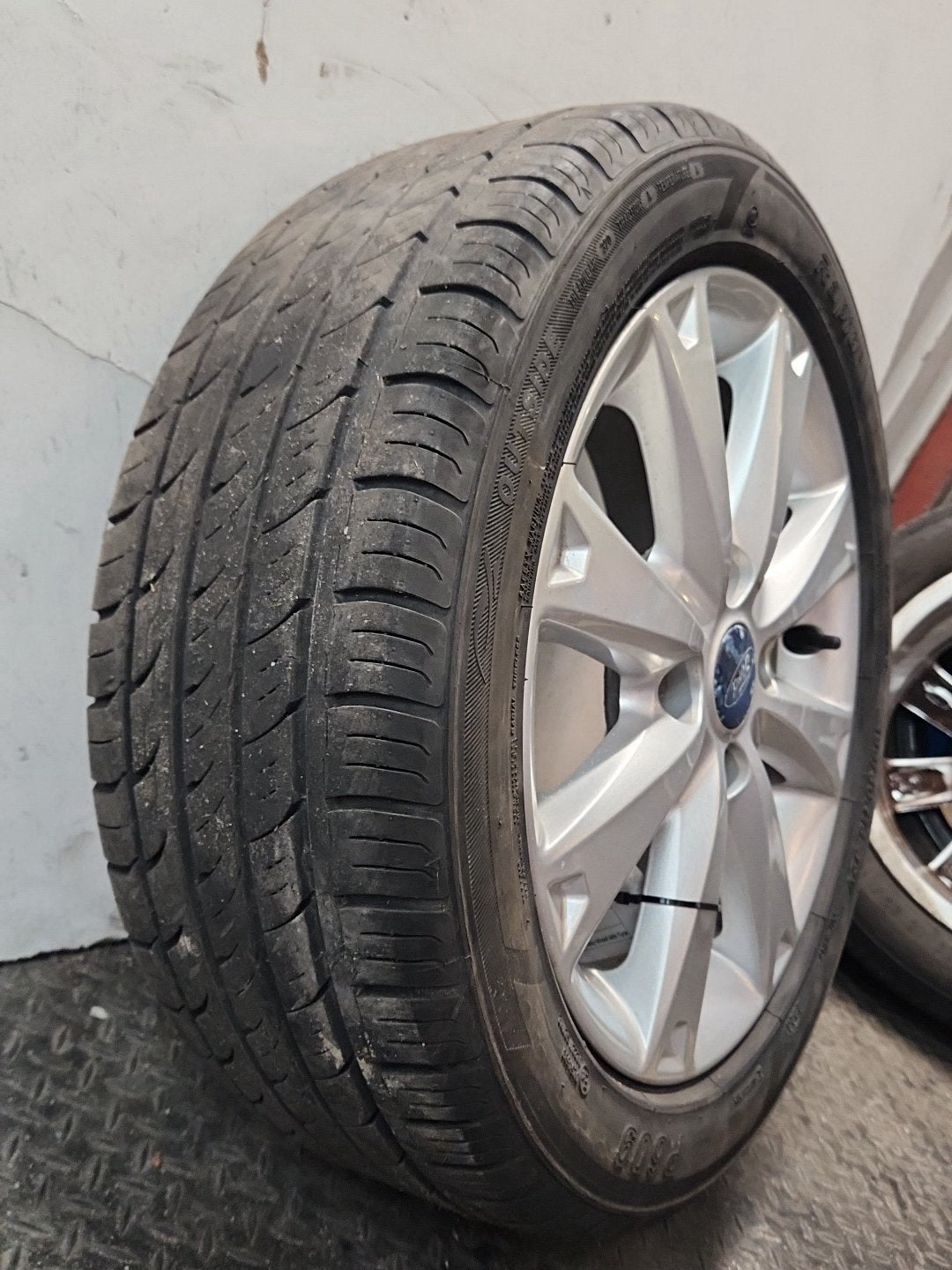 2009 Ford Fiesta MK7 (B299) 15" Alloy Wheel with Tyre 195/50/15 ~5mm 8V211007GA