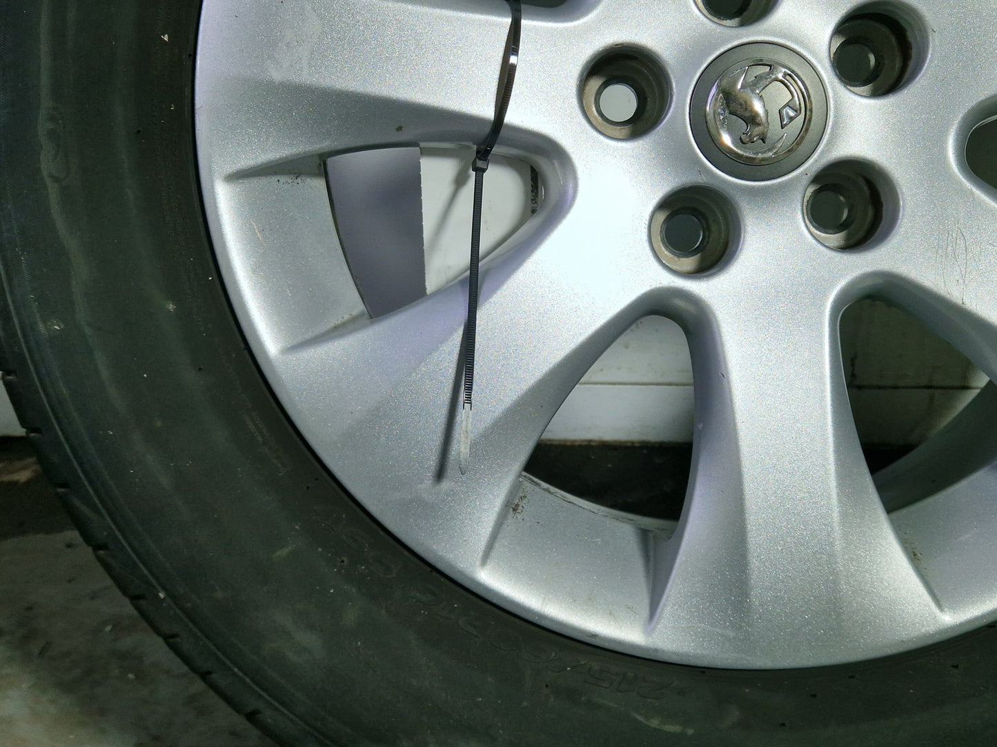 Vauxhall Astra MK6 (J) (A3400) 16" Alloy Wheel with Tyre 215/60/16 ~4mm 13376018