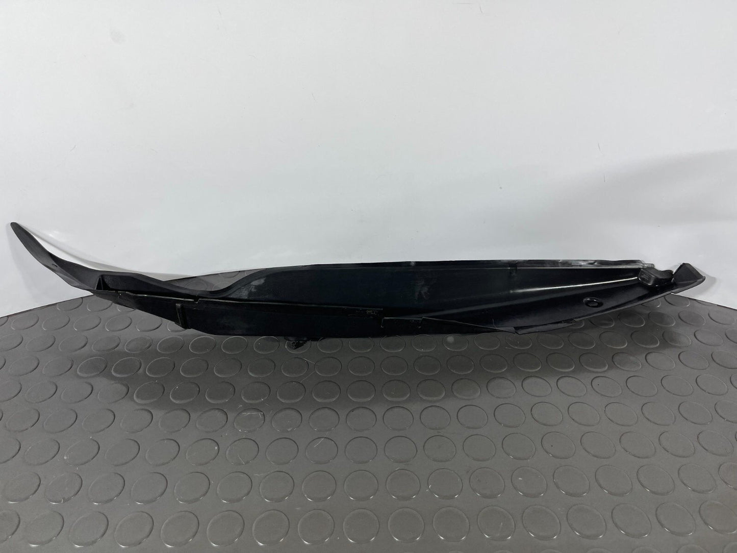 12-18 MERCEDES A-CLASS W176 GENUINE FRONT LEFT FENDER SEAL A1768890125