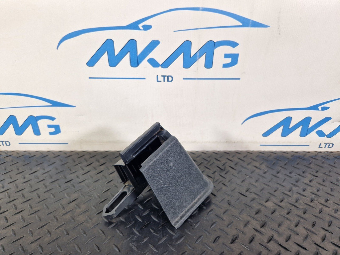 19-ON MERCEDES BENZ B CLASS W247 GENUINE SEAT GUIDE RAIL TRIM A2479190600