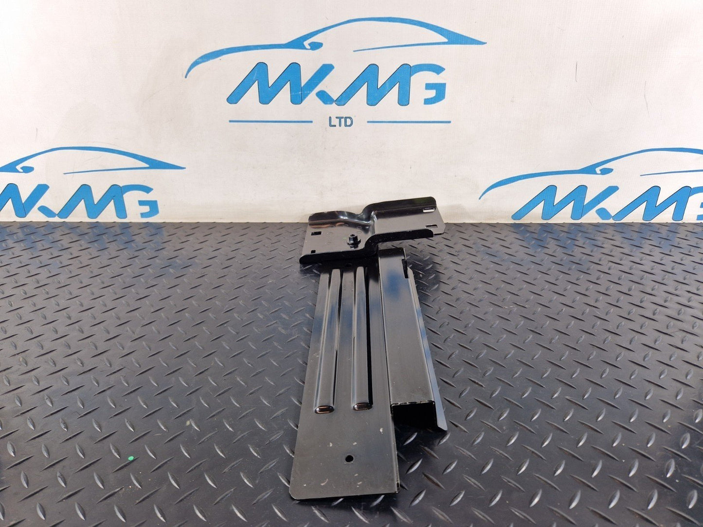 16-19 MERCEDES BENZ GLE W166 REAR LEFT FLOOR MOUNTING BRACKET A1666803931