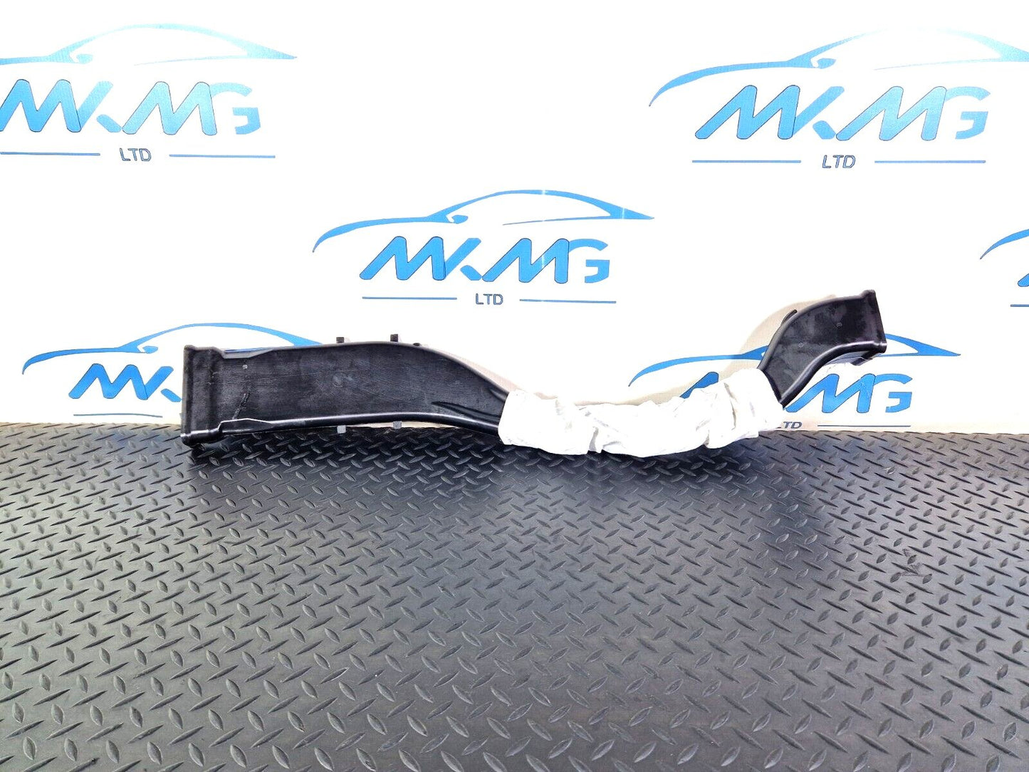 16-19 AUDI A4 AVANT B9 S-LINE CENTRE CONSOLE AIR GUIDE CHANNEL 8W0857039B