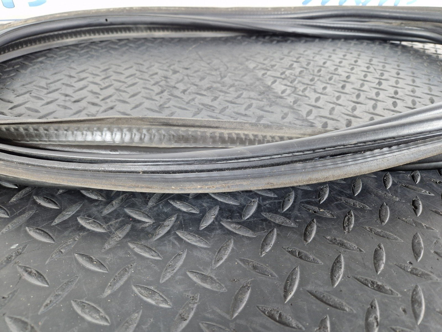 11-19 MERCEDES BENZ ML W166 TAILGATE BOOTLID RUBBER SEAL A1667400178