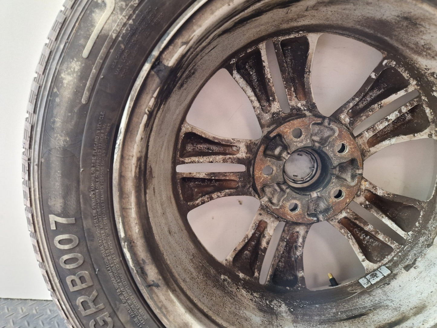 Nissan Qashqai MK1 17" Alloy Wheel with Tyre 215/60/17 ~3mm