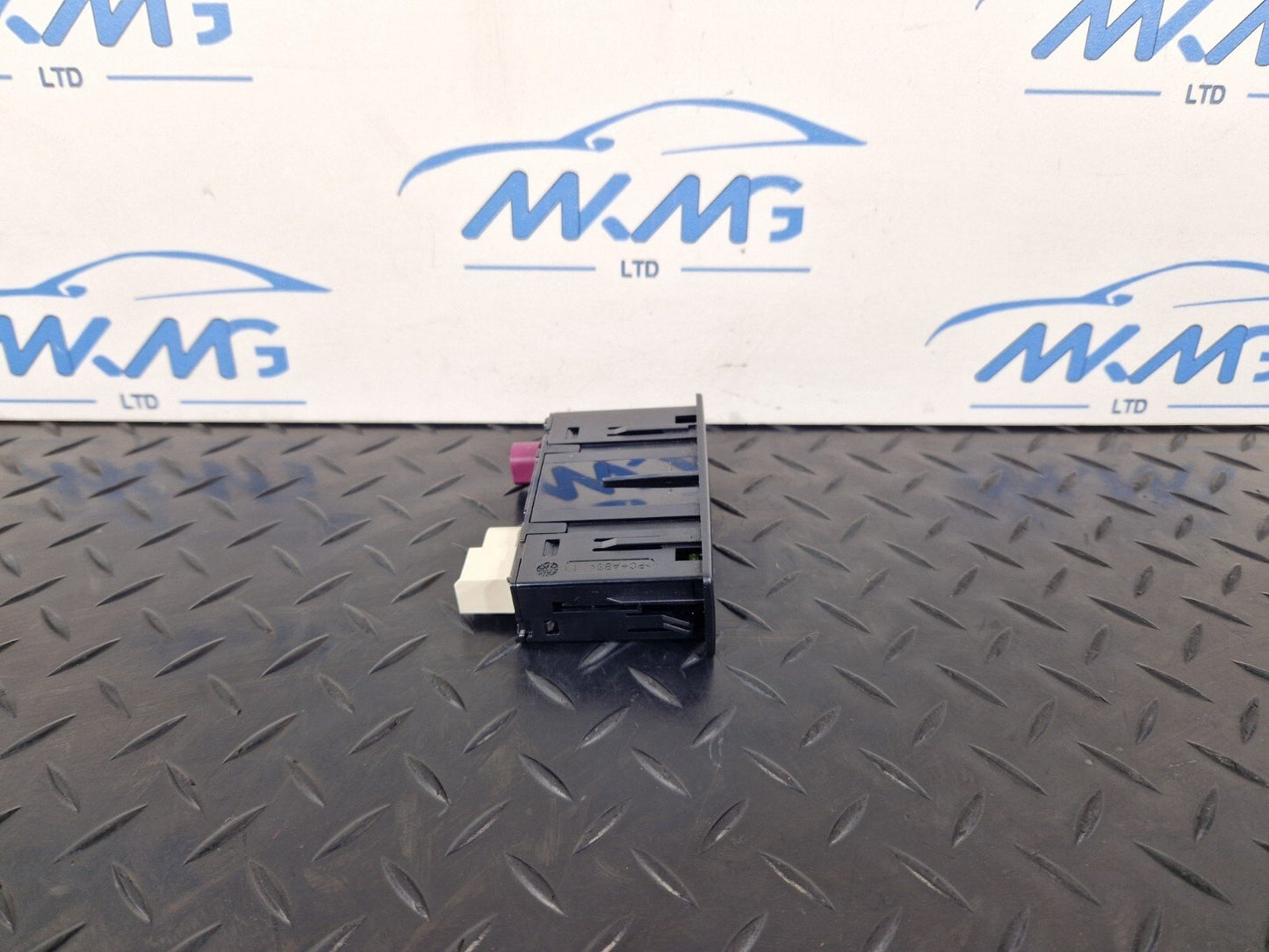 19-ON MERCEDES B CLASS W247 CENTRE CONSOLE USB CONNECTION PORT A2478203902