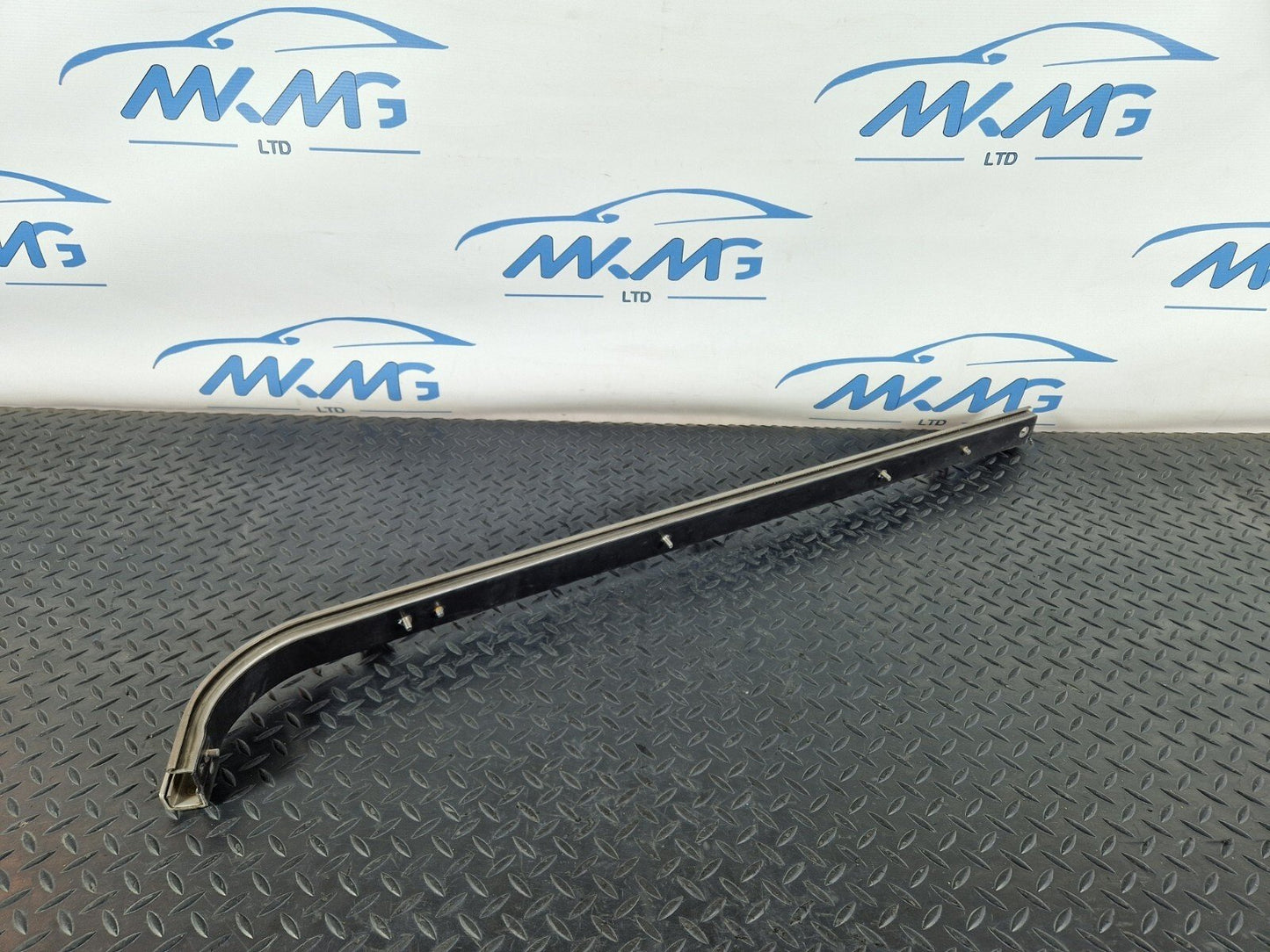 14-23 MERCEDES BENZ VITO W447 MIDDLE LEFT SLIDING DOOR RUNNER GUIDE A4477662100