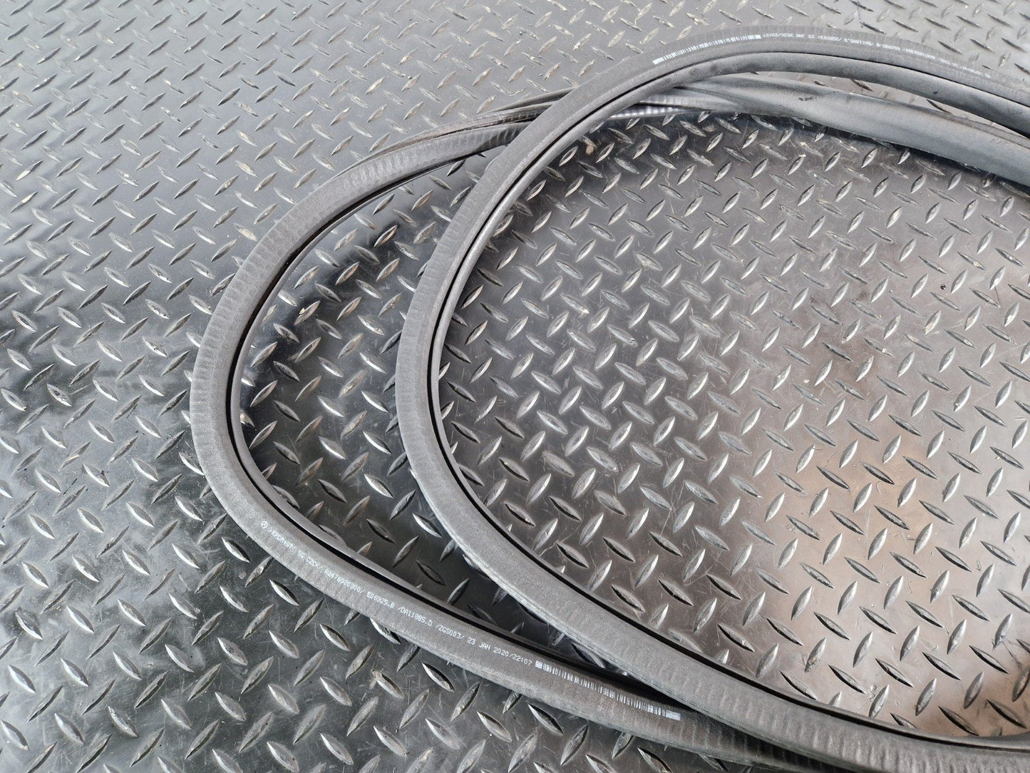 19-ON MERCEDES B CLASS W247 FRONT DOOR RUBBER SEAL FITS LEFT & RIGHT A2476920300