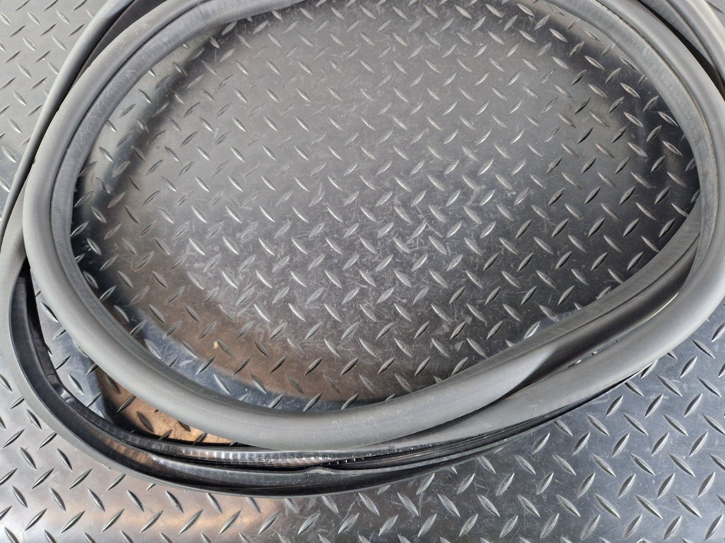 14-20 MERCEDES BENZ GLA X156 REAR DOOR RUBBER SEAL FITS LEFT & RIGHT A1566920176