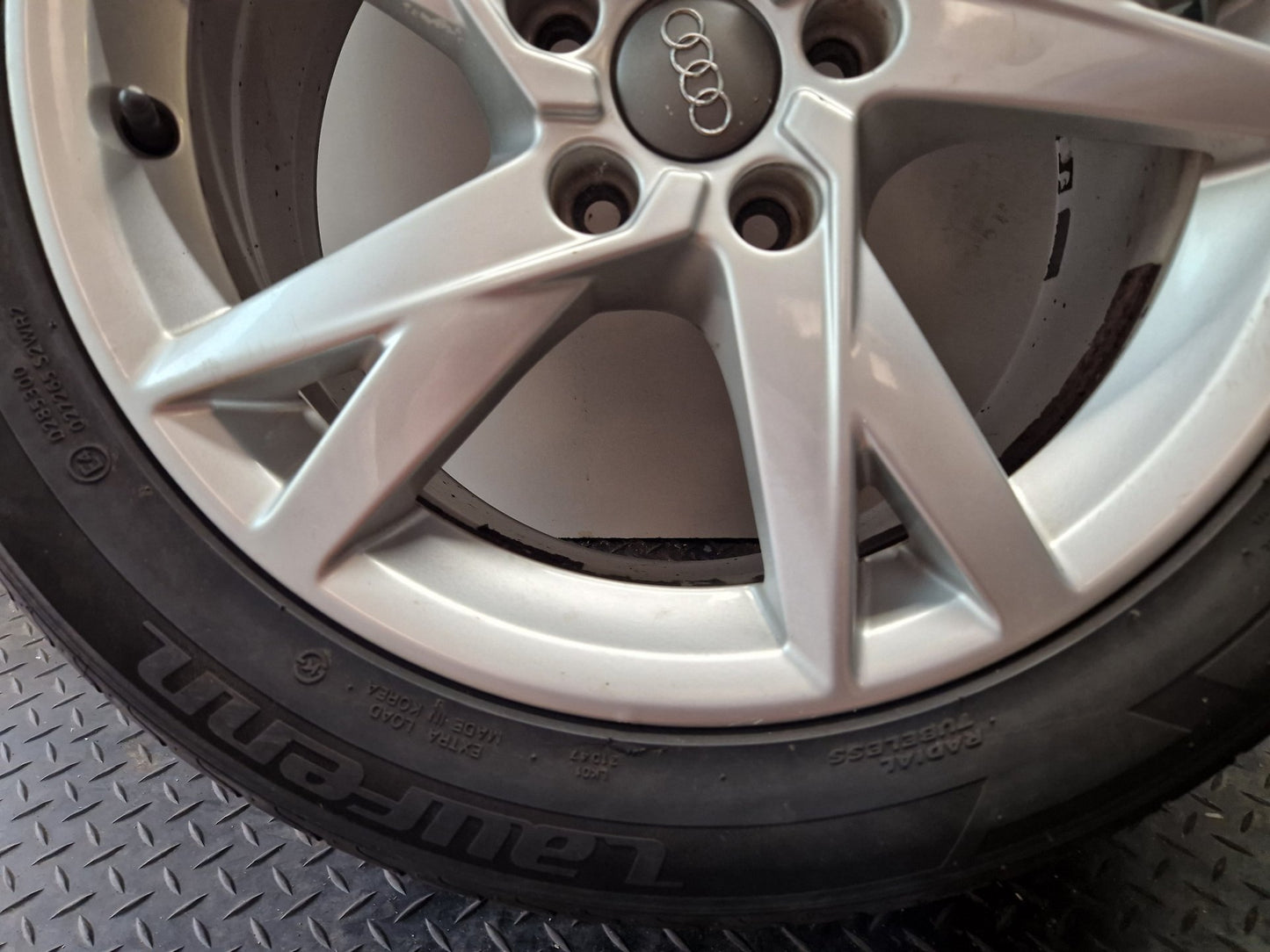 Audi A4 B9 17" Alloy Wheel with Tyre 225/50/17 8W0601025K ~3mm