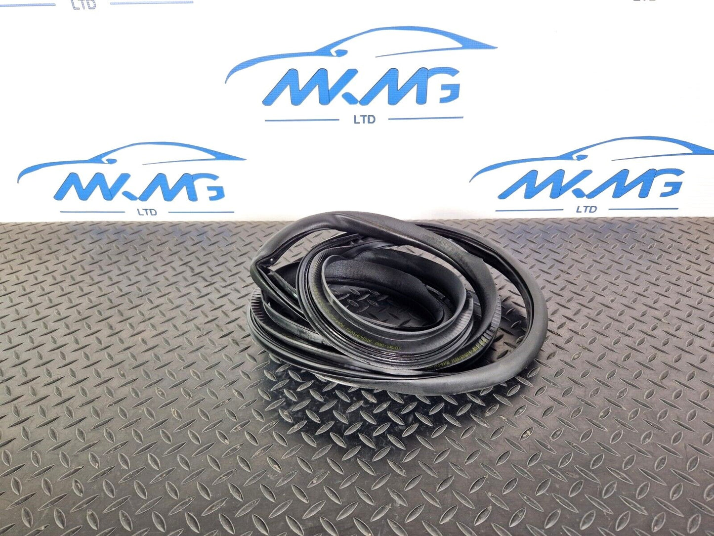 14-21 MERCEDES BENZ C220d W205 FRONT DOOR LEFT SIDE RUBBER SEAL A2056970051