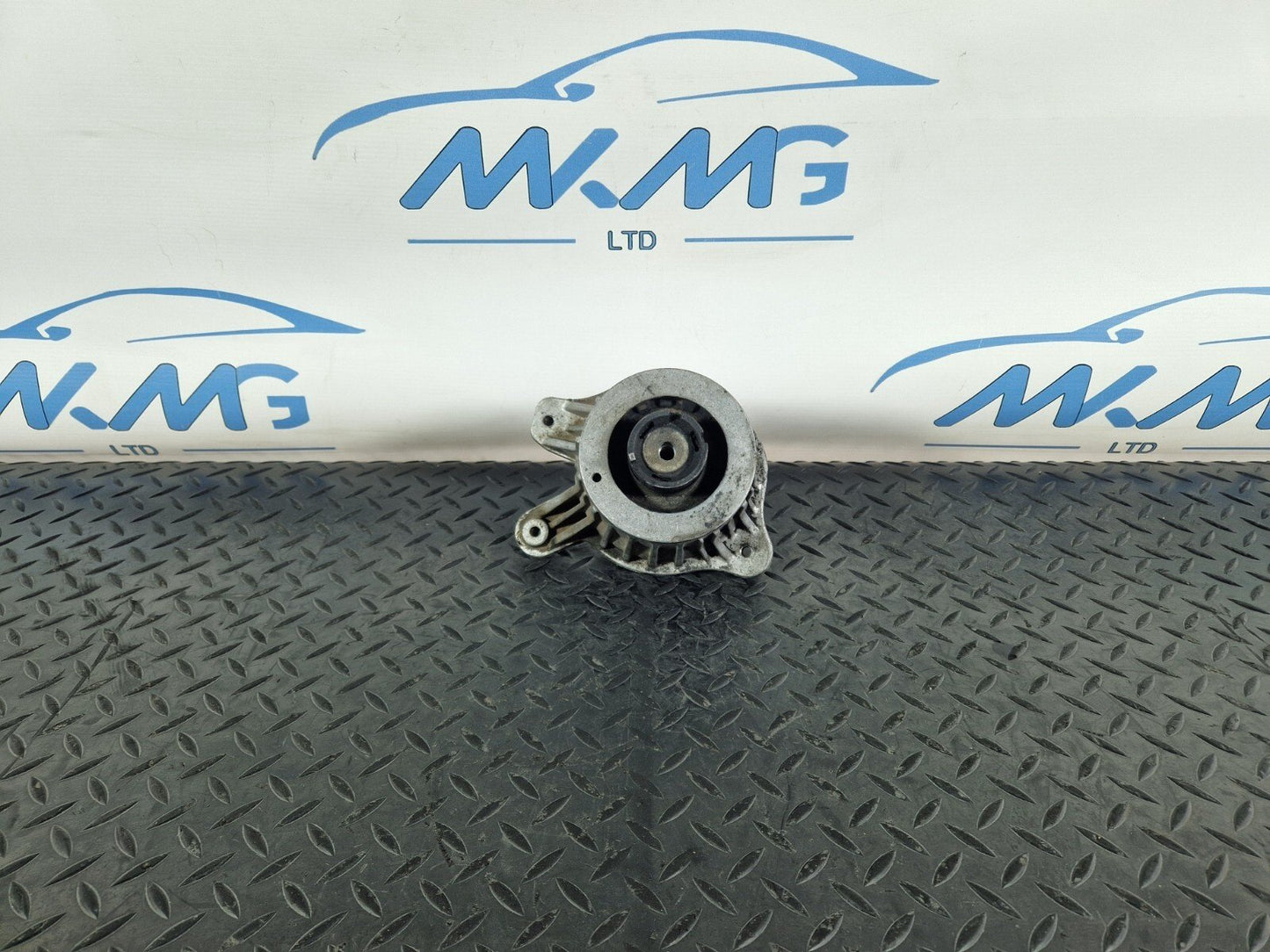 14-21 MERCEDES BENZ C300h W205 GENUINE LEFT PASSENGER ENGINE MOUNT A2052406817