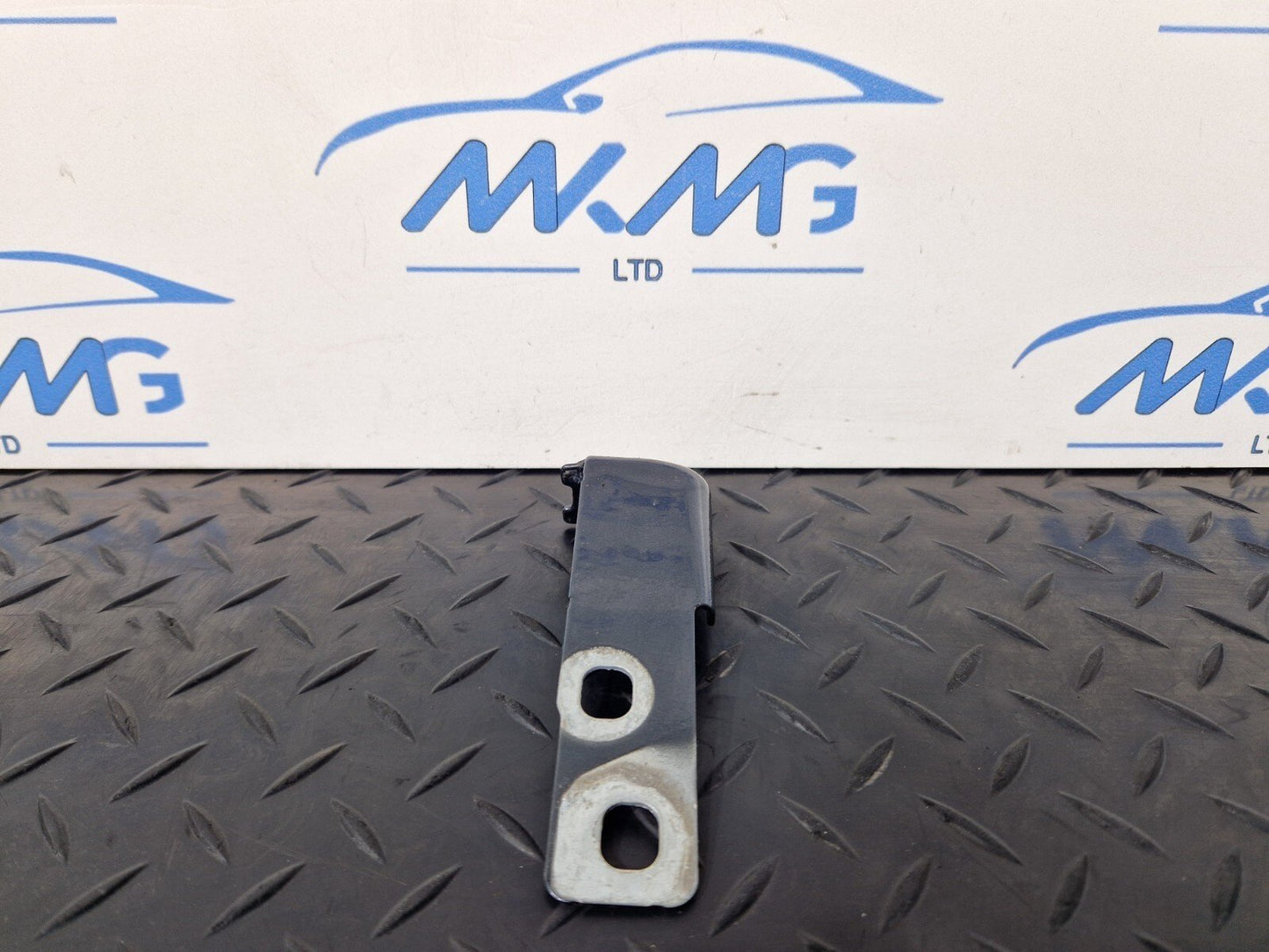 Audi A49 B9 Genuine Front Left N/S Passenger Wing Bracket 8W0821433B