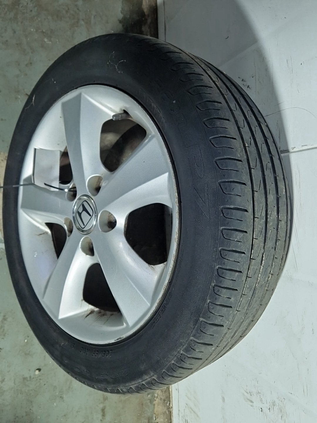 Honda FR-V MK1 (BE57) 16" Alloy Wheel with Tyre ~3mm 205/55/16