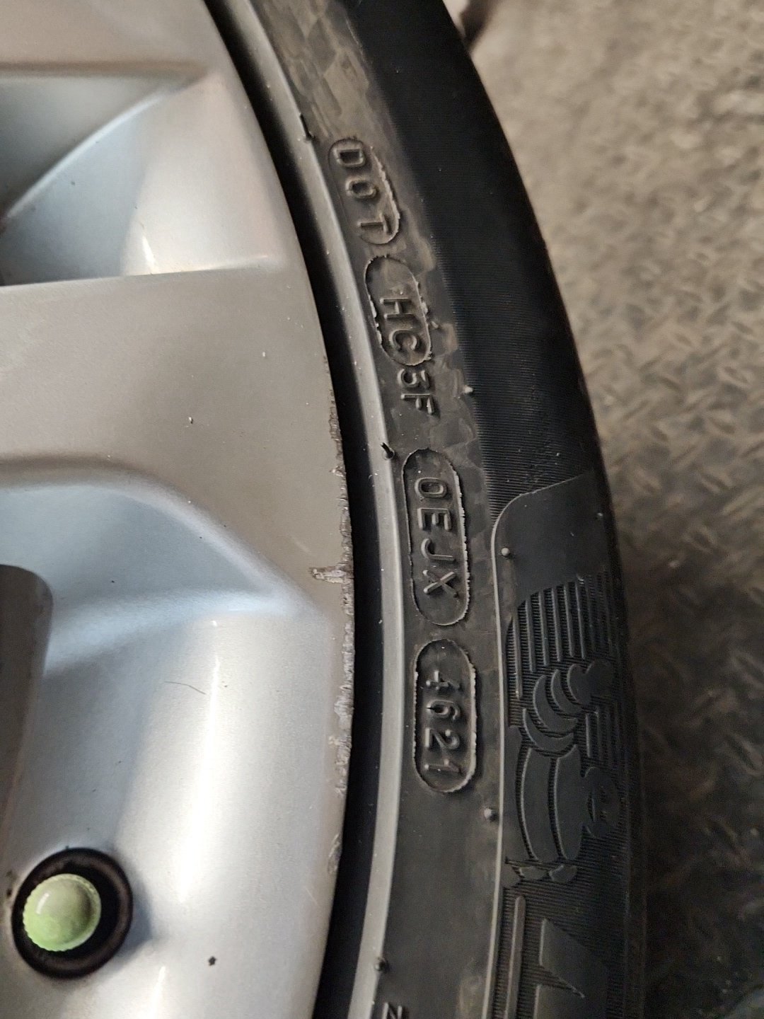 Nissan Juke MK1 (F15) 17" Alloy Wheel with Tyre 215/55/17 ~4mm