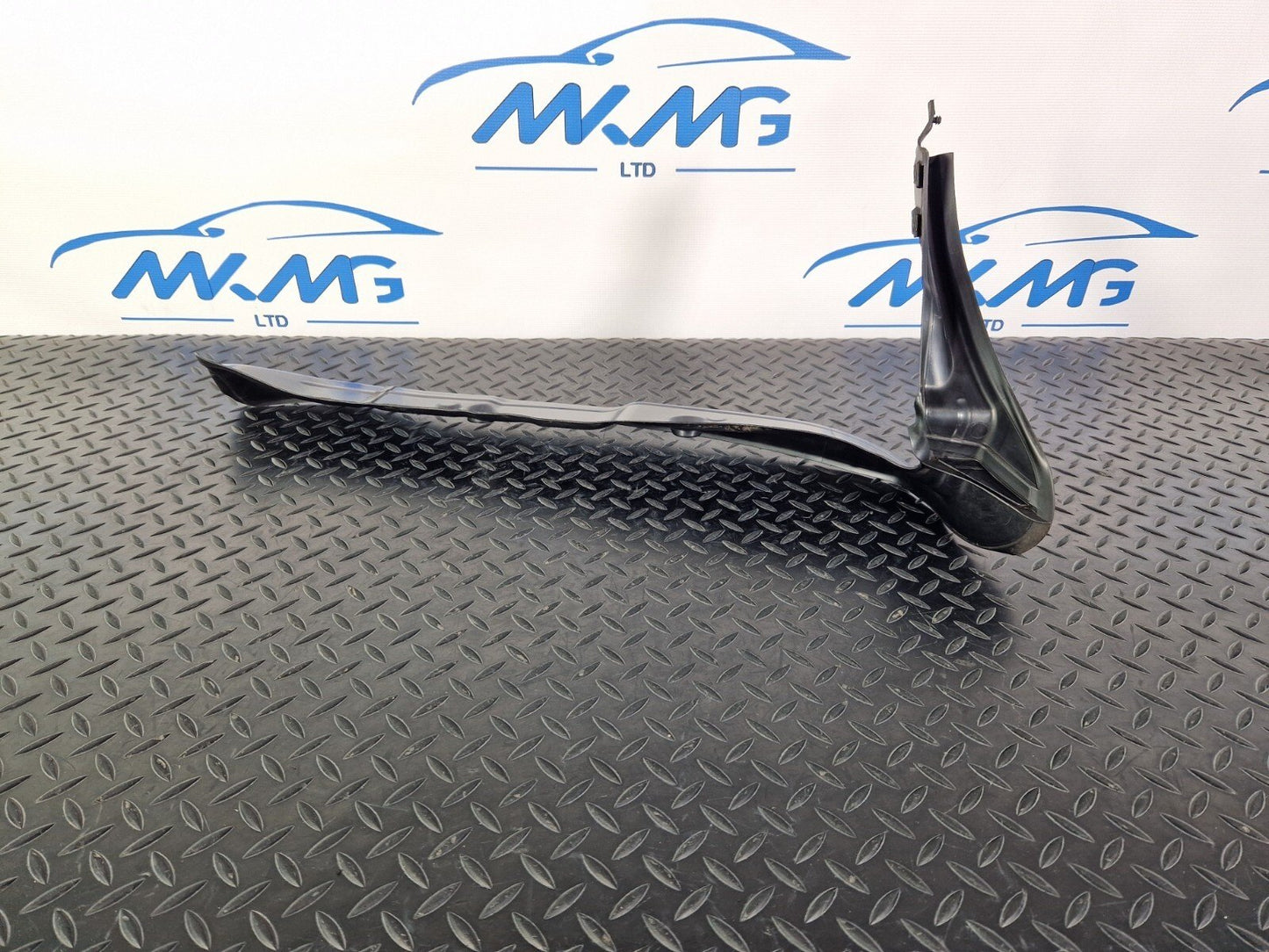 15-18 AUDI A7 4G FRONT RIGHT WING FENDER END SEAL PLATE 4G8821112A