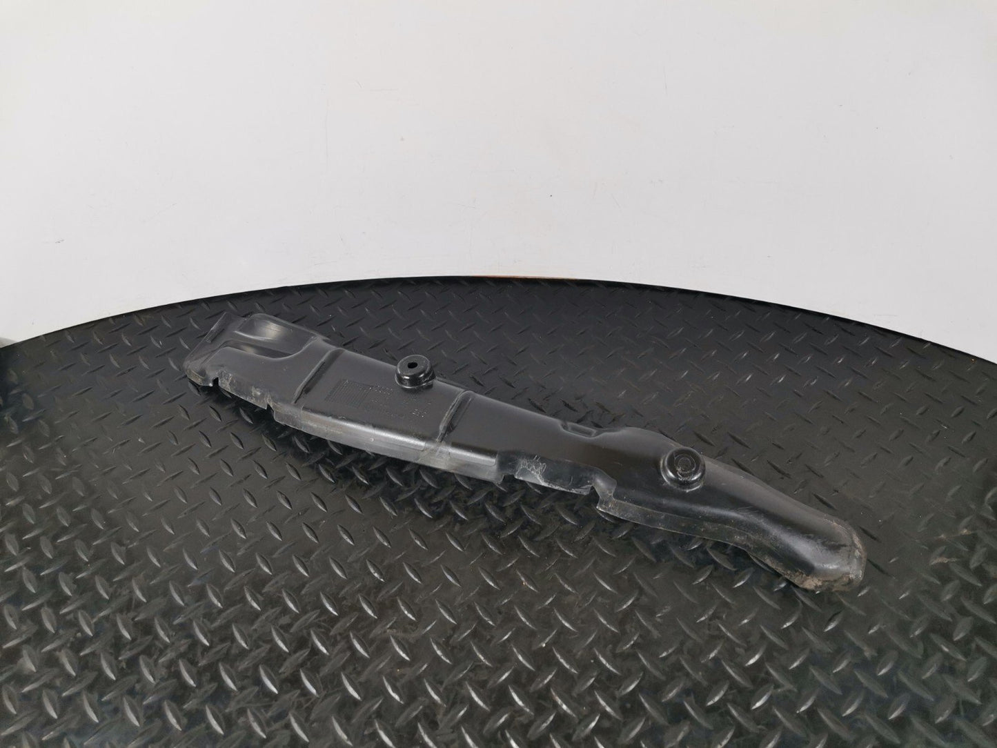 16-19 AUDI A4 B9 SALOON GENUINE FRONT RIGHT WING FILLER INSULATOR 8W0821112