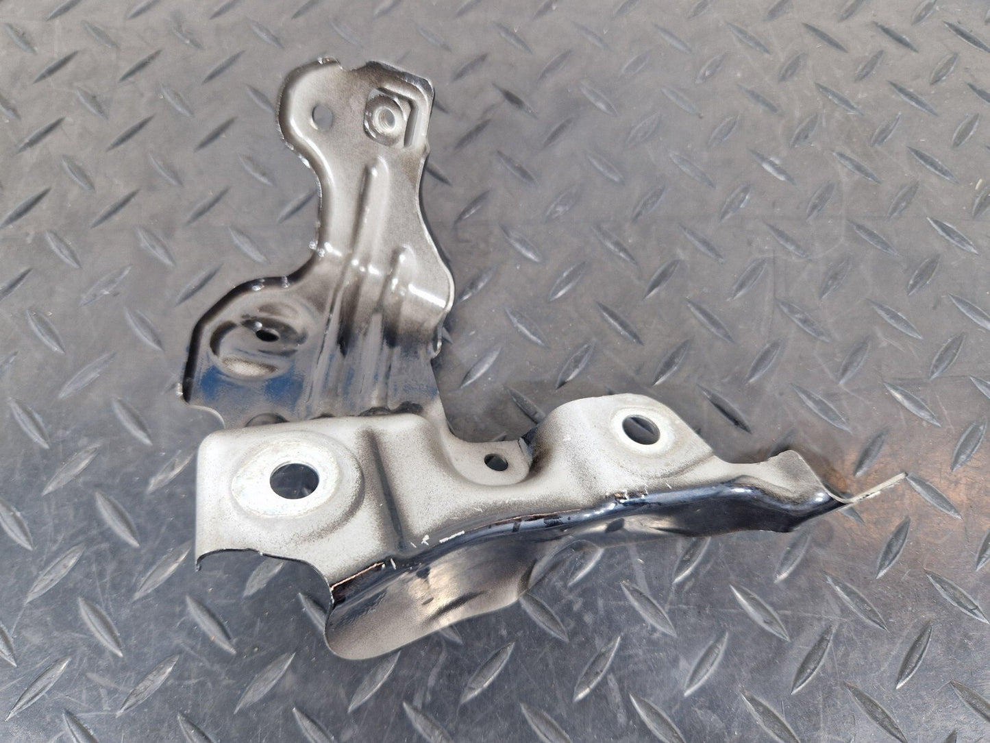 20-24 BMW 1 SERIES F40 GENUINE FRONT RIGHT FENDER MOUNT BRACKET 7450388