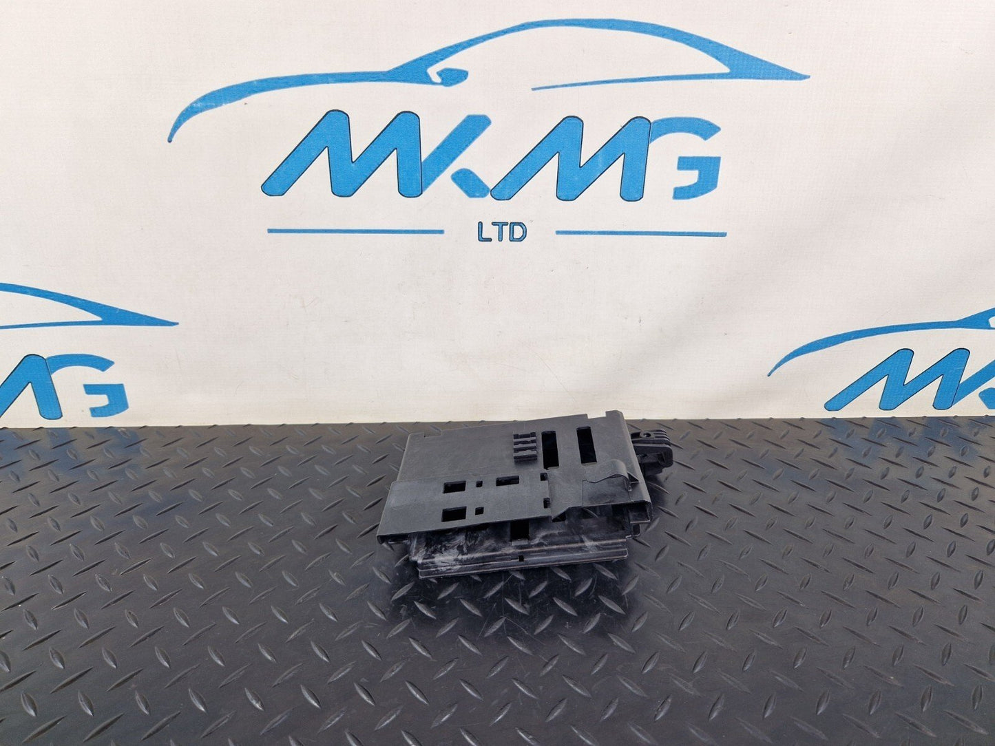 14-19 MERCEDES BENZ GLA X156 GEARBOX CONTROL MODULE BRACKET HOLDER A2465450500