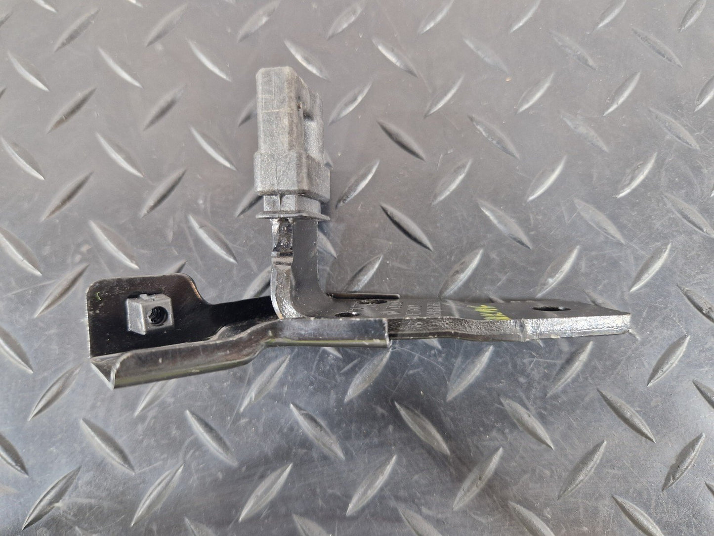 12-18 AUDI A6 C7 REAR LEFT N/S BOOT PARTITION BRACKET MOUNT 4G9863583
