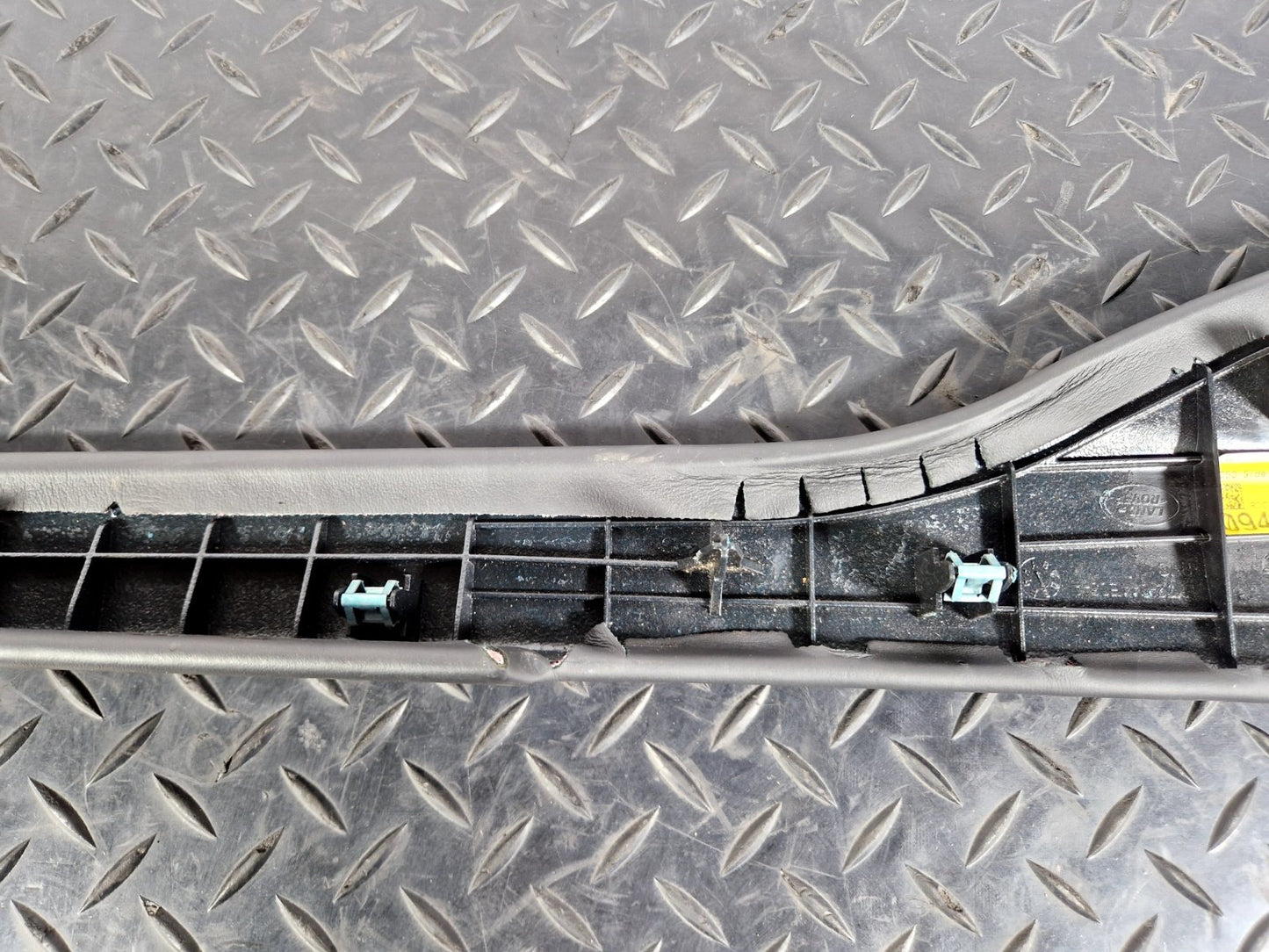 2019-ON LAND ROVER DISCOVERY L550 O/S CENTRE CONSOLE LEATHER TRIM LK72-044E05-B