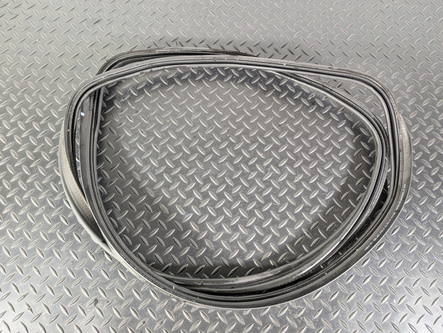 16-19 AUDI A4 B9 SALOON GENUINE OEM TAILGATE BOOT RUBBER SEAL 8W5827705D
