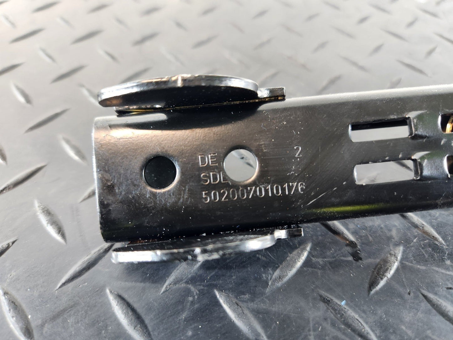 10-15 AUDI Q7 4L GENUINE FRONT RIGHT O/S SEAT BELT HEIGHT ADJUSTOR 9DL203680