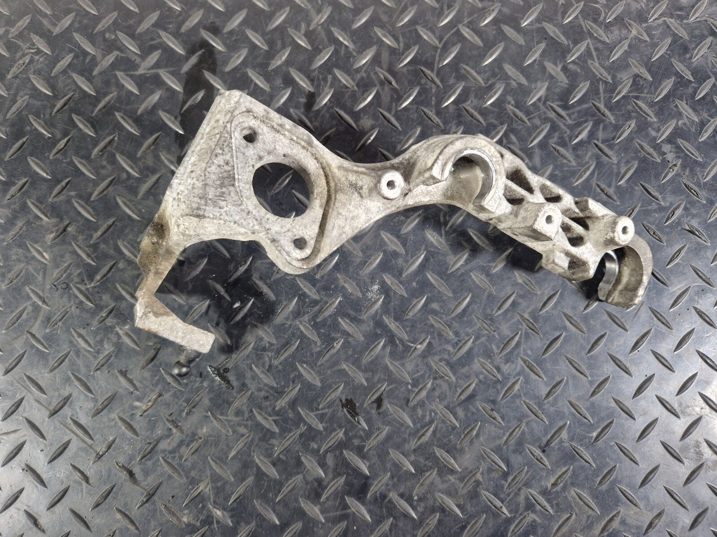 14-21 MERCEDES BENZ C300h W205 AIR FILTER BOX MOUNT A6510940427