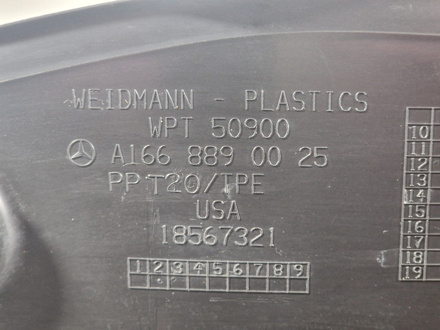 11-19 MERCEDES BENZ ML W166 FRONT RIGHT O/S WING FENDER COVER SEAL A1668890025