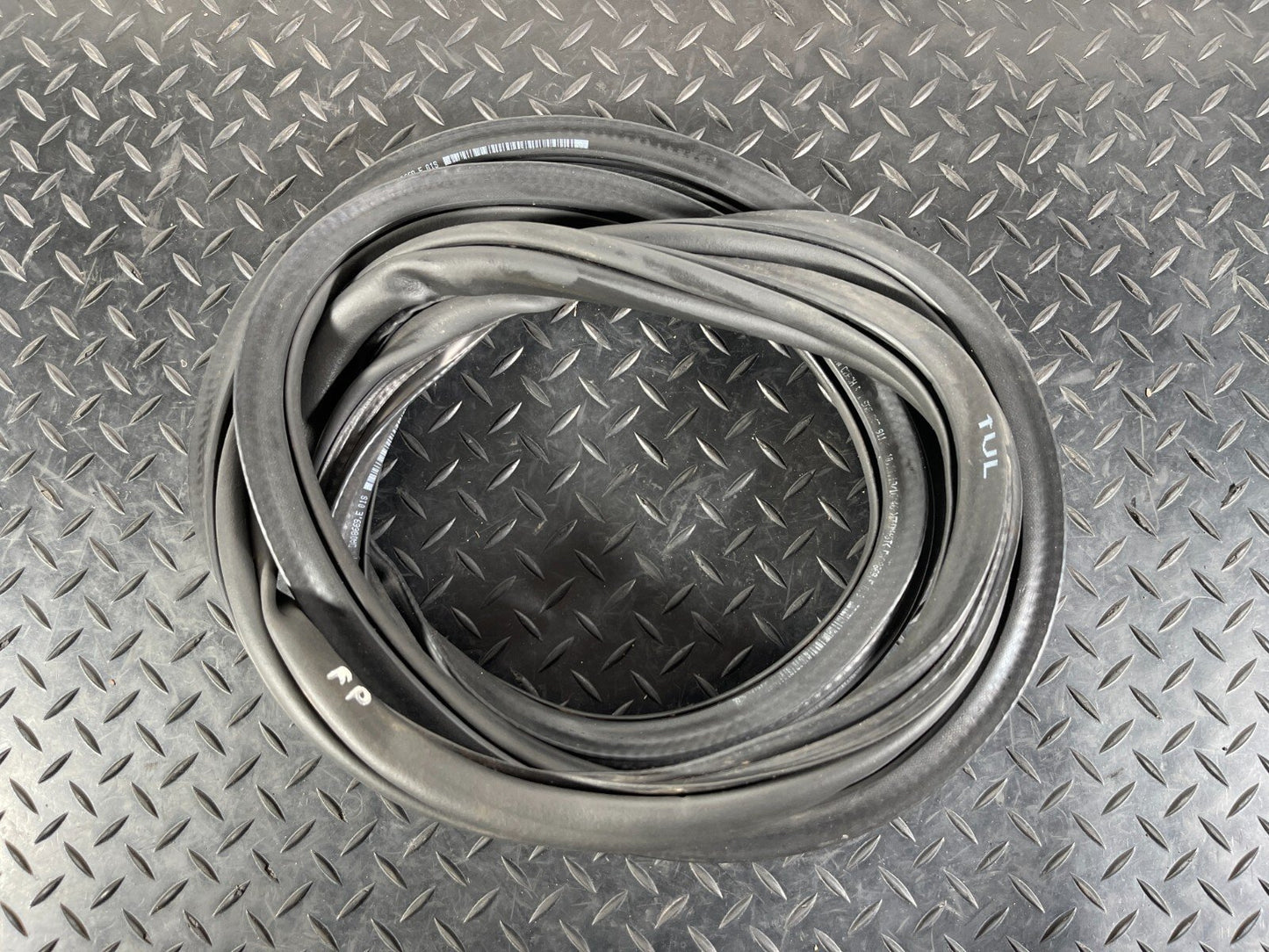 17-20 VW GOLF MK7.5  DOOR SEAL RUBBER FRONT LEFT LH 5GE867911B