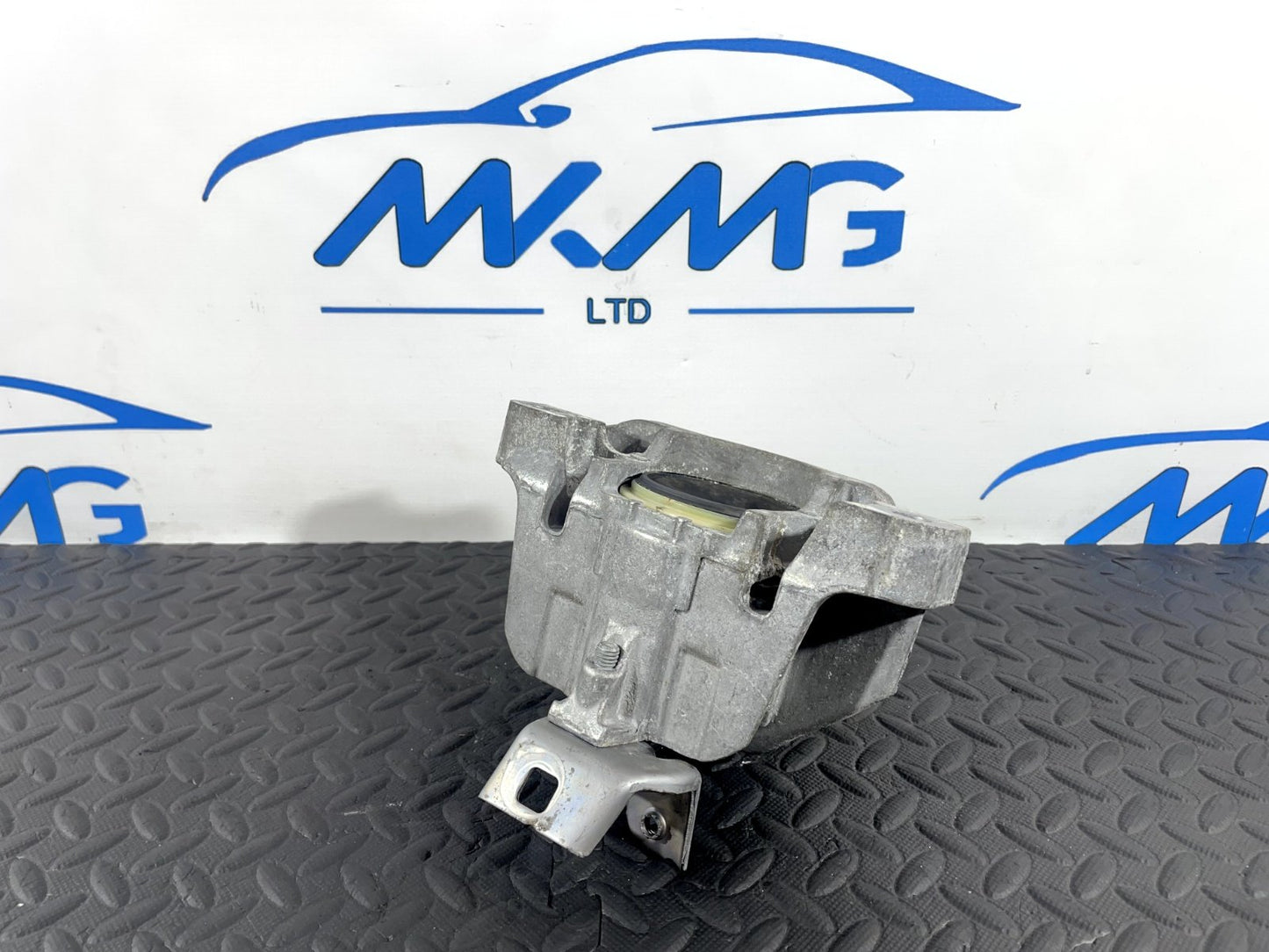 13-19 MERCEDES BENZ CLA C117 GENUINE 2.1 CDI ENGINE MOUNT BRACKET AC46000DF