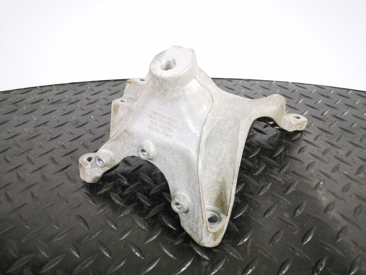 16-19 AUDI A4 B9 GENUINE V6 3.0TDI CSW RIGHT ENGINE MOUNT BRACKET 8W0199308H