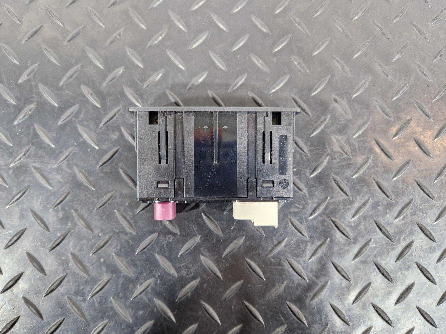 19-ON MERCEDES B CLASS W247 CENTRE CONSOLE USB CONNECTION PORT A2478203902