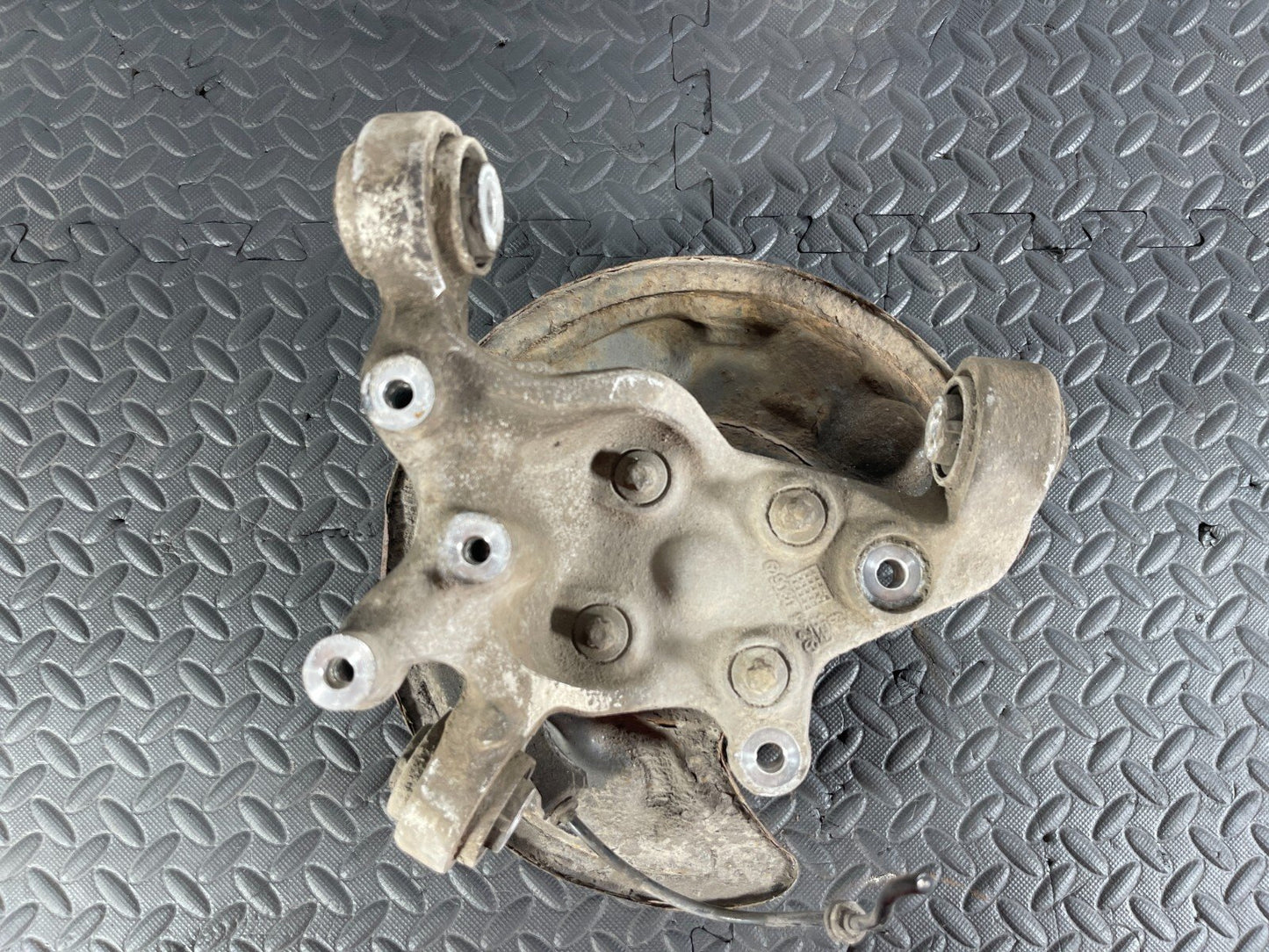12-18 MERCEDES A B CLA W176 W246 C117 REAR LEFT PASSENGER SIDE WHEEL HUB 2460306