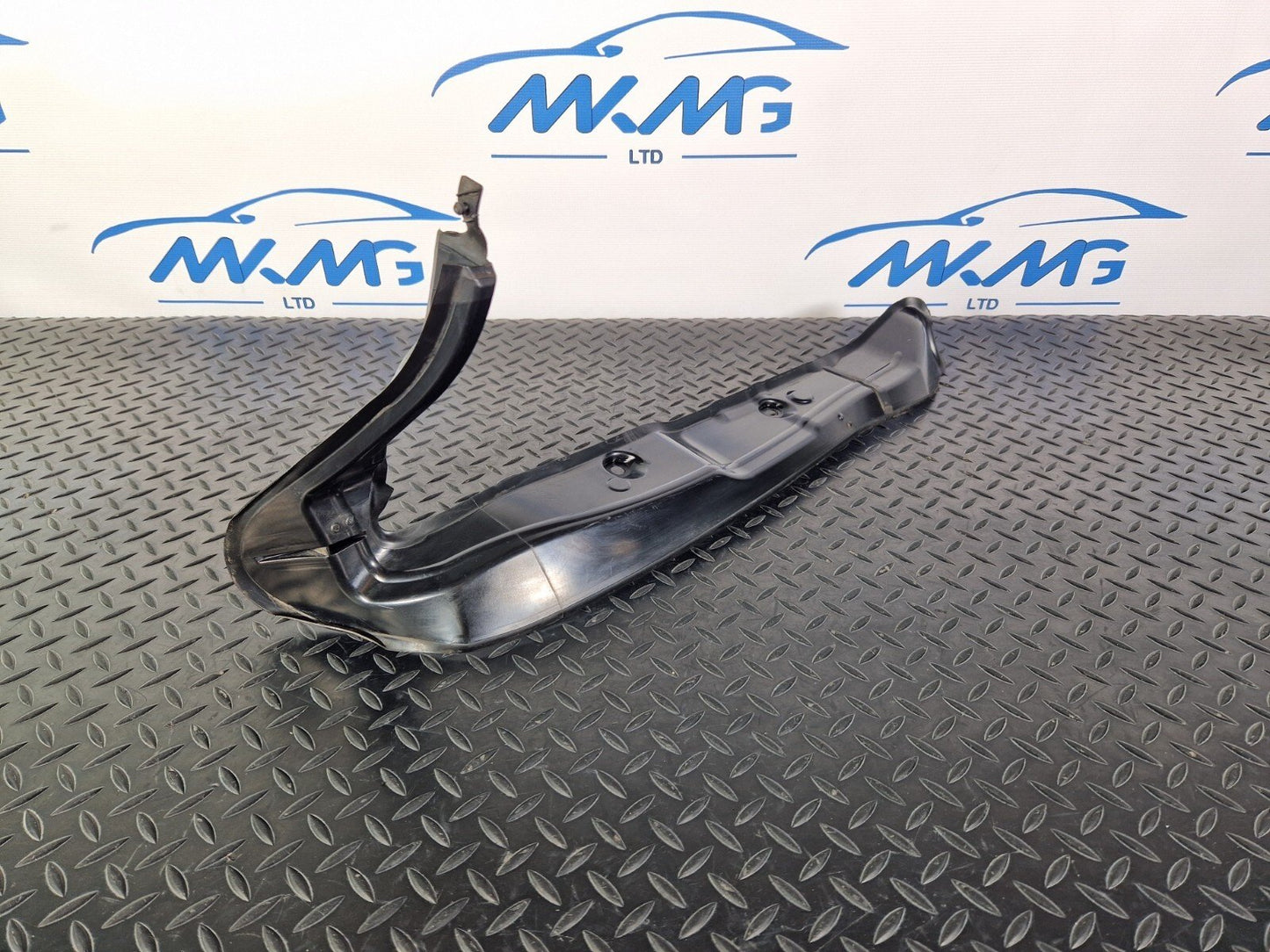 15-18 AUDI A7 4G FRONT RIGHT WING FENDER END SEAL PLATE 4G8821112A