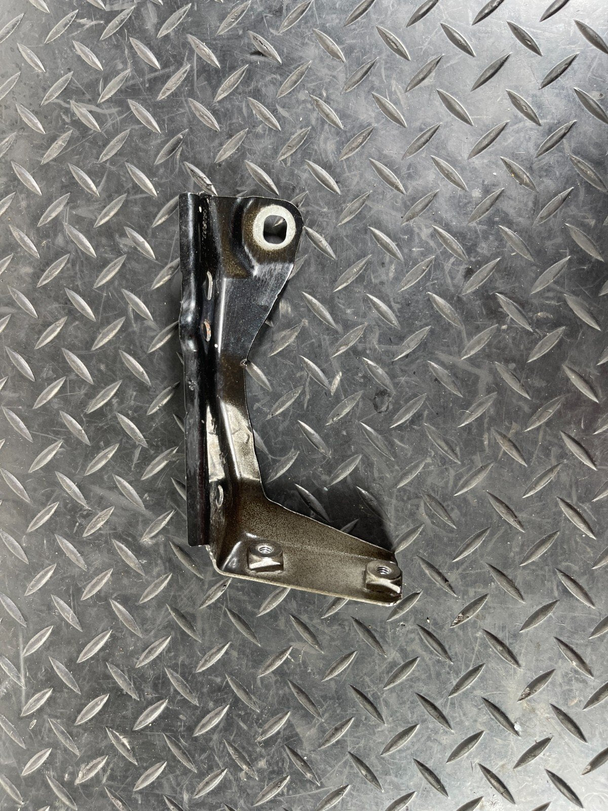 16-22 BMW X1 F48 GENUINE FRONT LEFT PASSENGER SIDE WING BRACKET 7392803