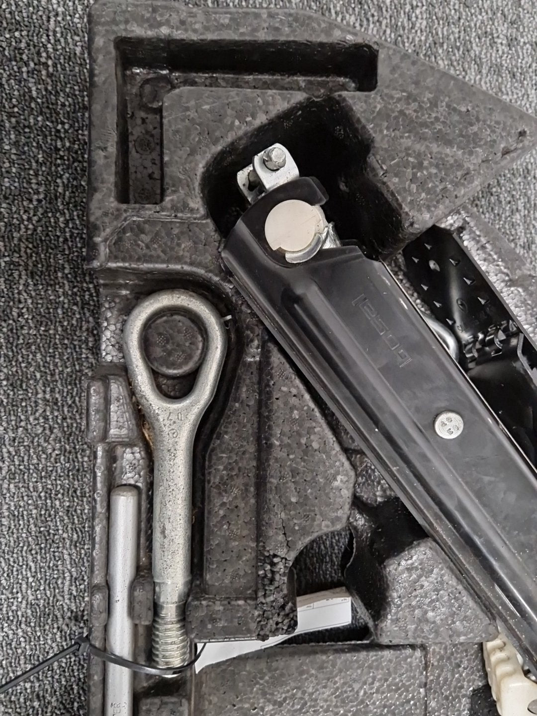 Mercedes-Benz C180 C-Class W203 (FL) Coupe Jack Tool Kit Set & Foam A2038990161