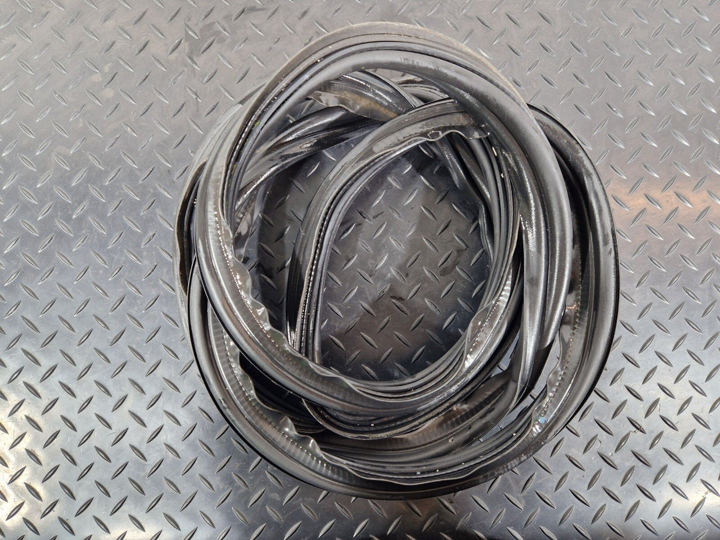 14-21 MERCEDES BENZ C200 W205 GENUINE TRUNK RUBBER SEAL A2057505700