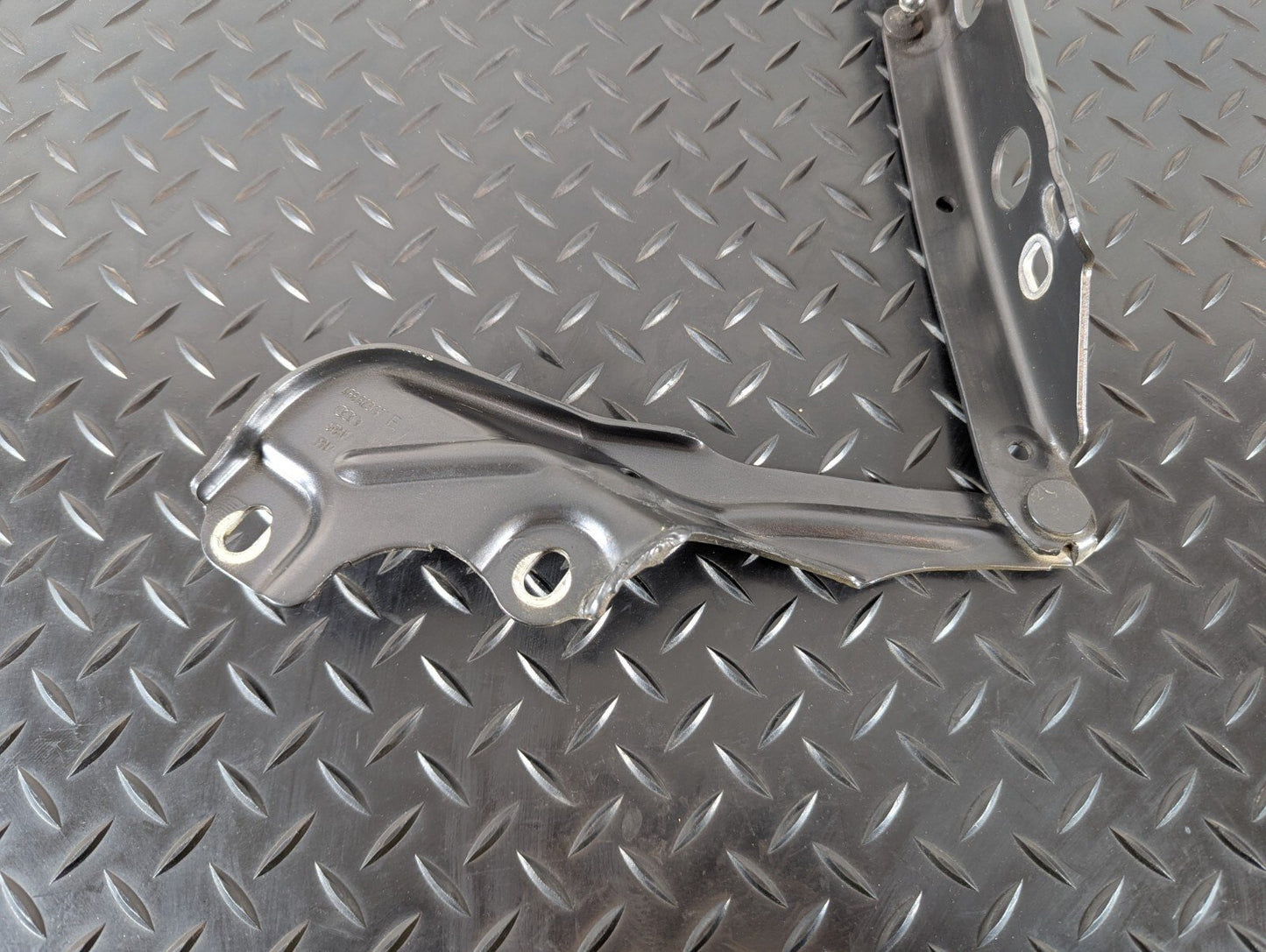 12-18 AUDI A6 C7 OEM FRONT HOOD BONNET DRIVERS RIGHT SIDE HINGE 4G8823302