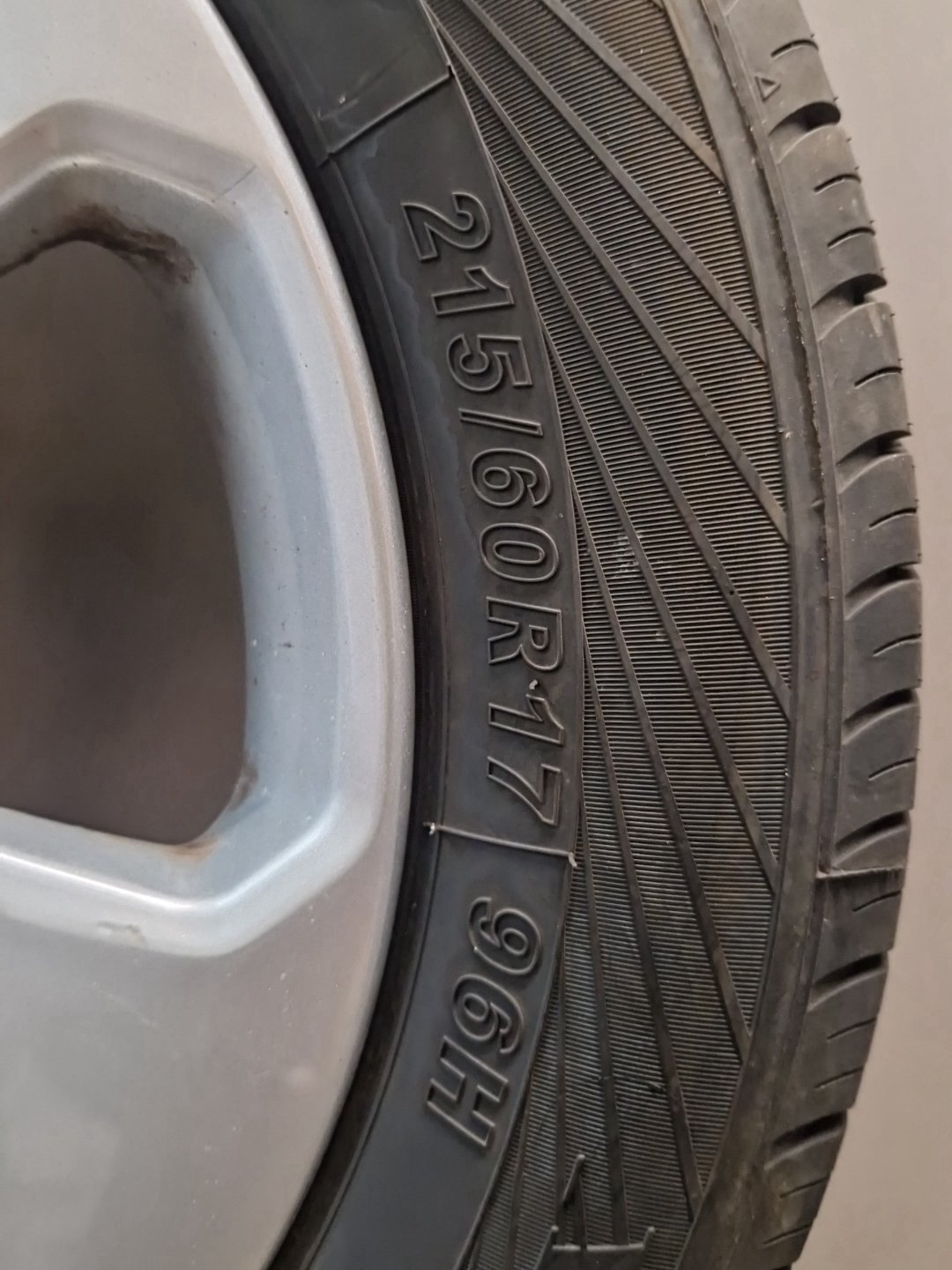 Vauxhall Mokka MK1 (G1U0) 17" Alloy Wheel with Tyre 215/60/17 ~7mm