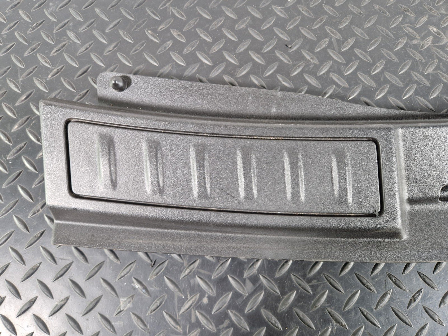 19-ON RANGE ROVER EVOQUE L551 GENUINE TAILGATE LANDING PANEL COVER K8D2113A10