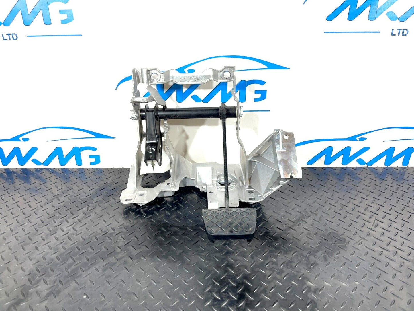 16-19 AUDI A4 B9 GENUINE AUTOMATIC GEARBOX BRAKE PEDAL & FRAME 8W2723140